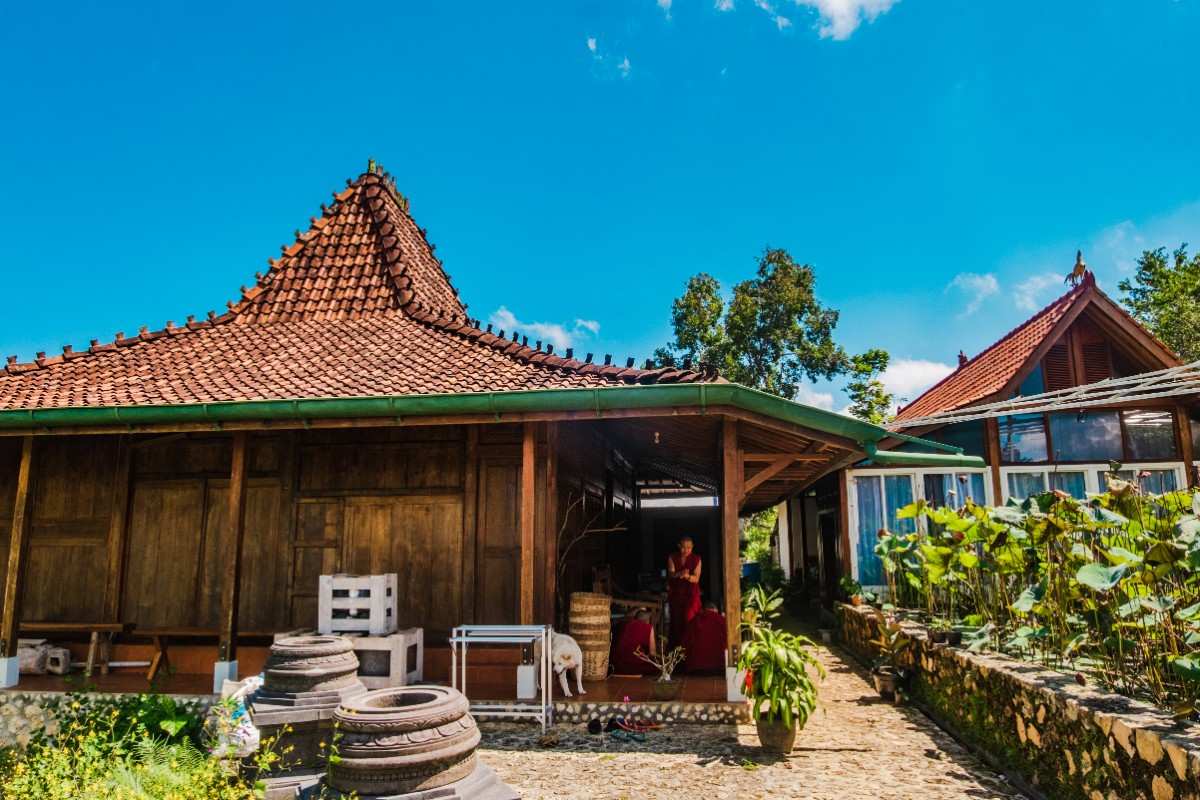 Ratusan pelita dinyalakan setiap hari tanpa putus menggunakan api abadi.